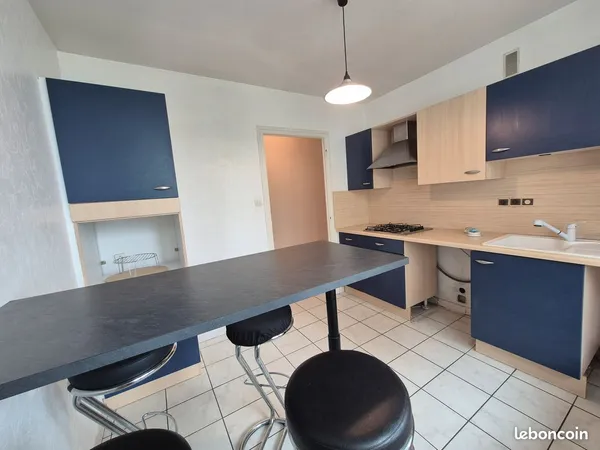 T4 lumineux en location 82m² avec loggia, cave et grenier, secteur Beauregard à chambéry