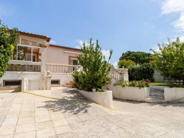 Vends Villa T4 avec grand garage, terrasse, jardin, trois ch