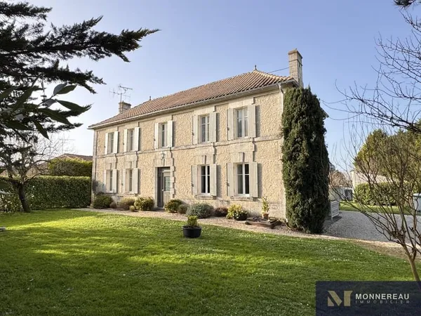 MAISON DE MAITRE AVEC GRAND GARAGE