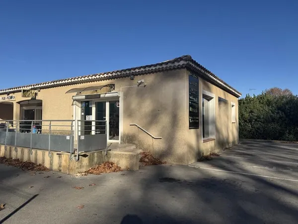 Lezan proche centre ville beau local commercial