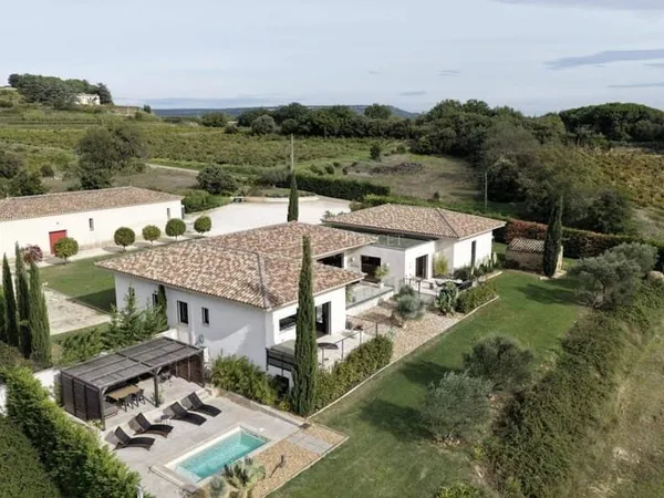 Maison de plain-pied 8 pièces 252 m²