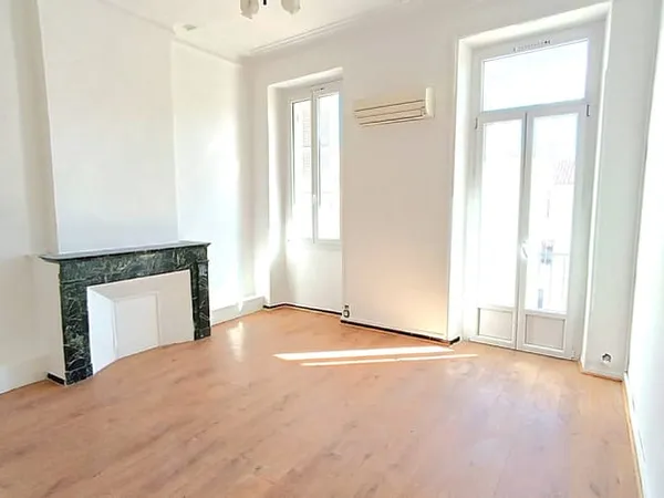 A louer T6 de 142m2 rue Consolat en Duplex