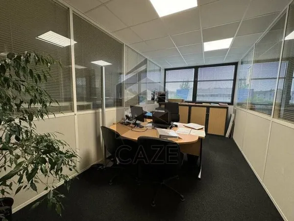 Bureau 716 m²