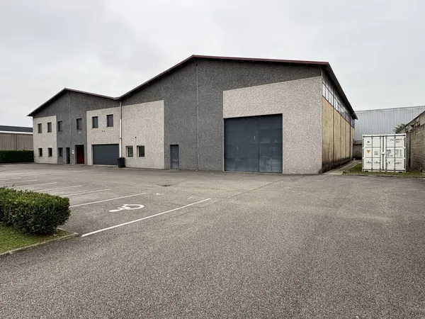 Local industriel 1092 m²