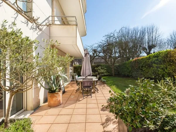 COMME UNE MAISON, APT 4 CHAMBRES, JARDIN 180m2, STANDING
