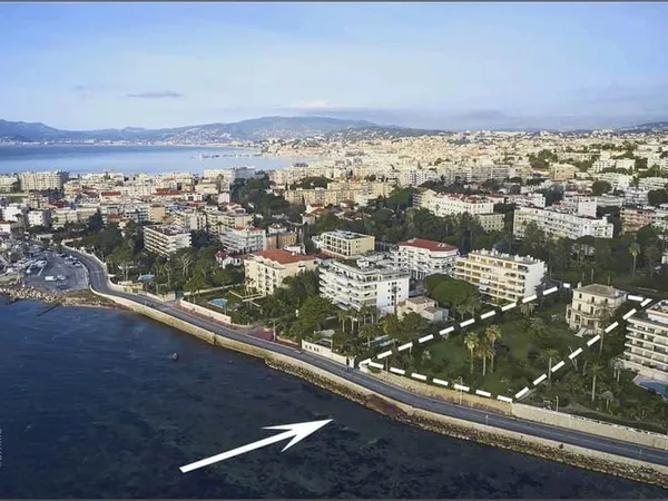 CANNES - PALM BEACH - Villa 1900 avec dépendances - Grand terrain sur la mer