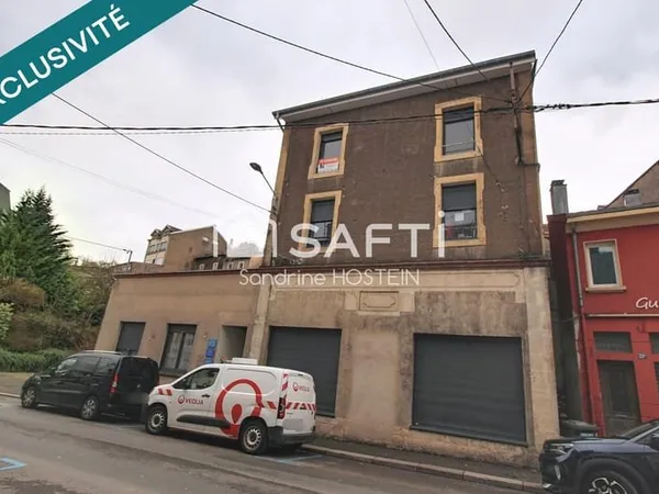Immeuble composé de 5 bureaux et de 3 appartements