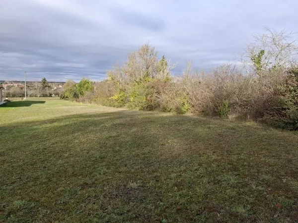 Terrain à bâtir à vendre à Rieux-Volvestre - 1 605 m² - Zone constructible 604 m² - Hors lotissement