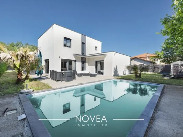 Maison contemporaine 144 m² avec piscine - Saint-Maurice-de-B