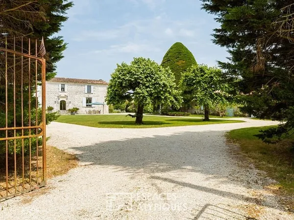 Logis du XIVe siècle au coeur d'un écrin de verdure sur la côte Atlantique