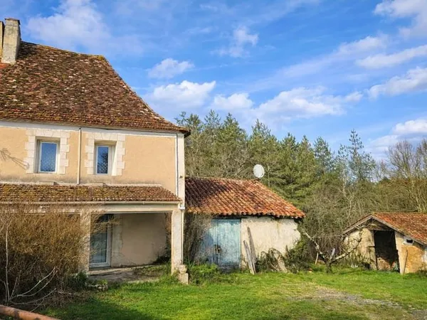 Ensemble de bâtiments à restaurer sur 4900m2!