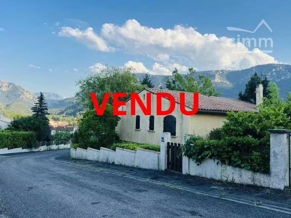 VENDU Charmante maison de plain pied et son terrain arboré
