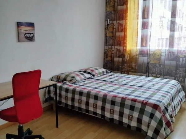 Colocation chambre spacieuse bien située (Une chambre des trois disponible a partir du 10 Fevrier 20