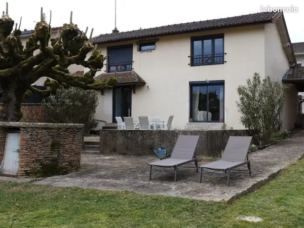 Charmante maison rénovée avec grand terrain