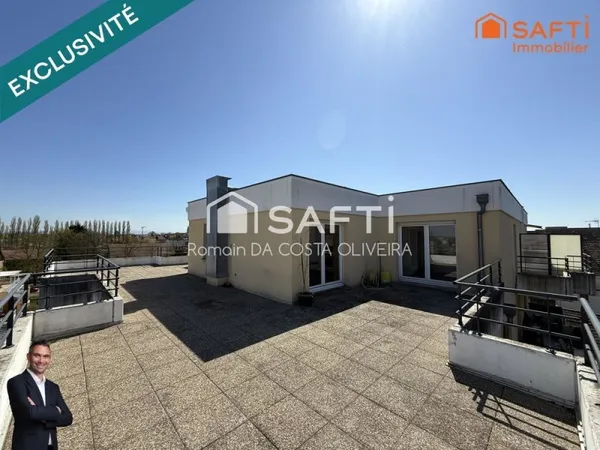Superbe appartement en attique de 4 pièces disposant d'une cave, d'une place de stationnement privée