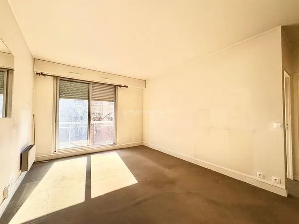 EXCLUSIVITE / QUARTIER GRENELLE / 2 PIECES ENSOLEILLE / BALCON et CAVE /