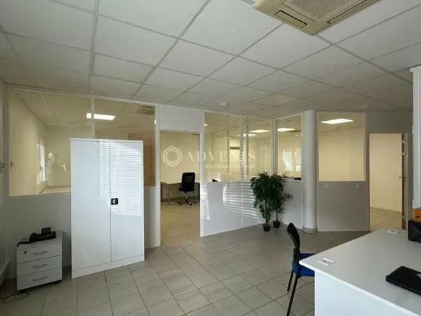 Bureau 79 m²