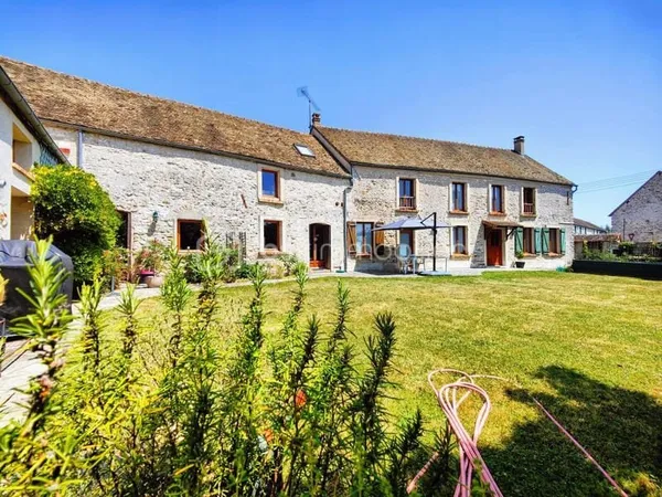 Corps de ferme rénové et familiale tout en beauté sans vis-à-vis