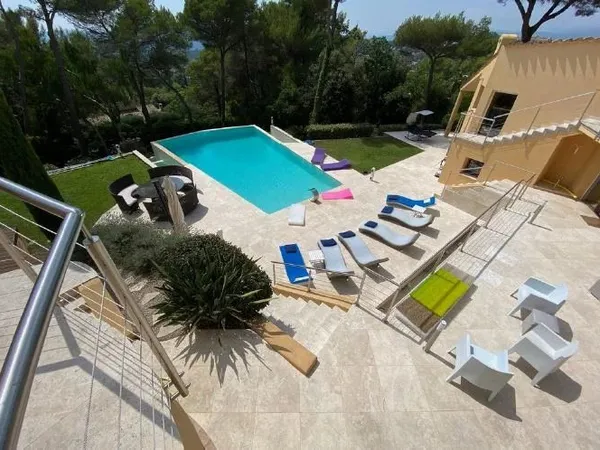 VILLA TRES SPACIEUSE VUE DOMINANTE SUR LE VIEUX VILLAGE