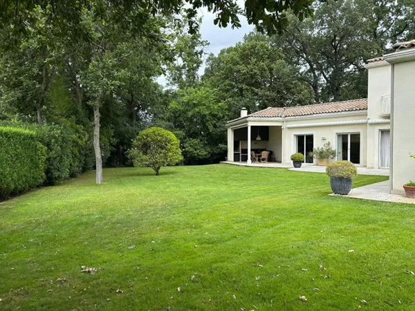 A SAISIR superbe maison nichée dans un écrin de verdure proche de la place de l'Ormeau !!!