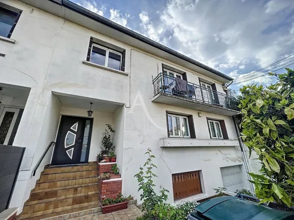 Maison de 220m² divisée en 4 appartements - 10 pièces