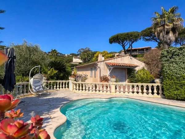 VILLA AVEC PISCINE GARAGE CAR PORT JOLI JARDIN PAYSAGÉ, À PIEDS DES PLAGES DE SAINTE-MAXIME LA NARTE