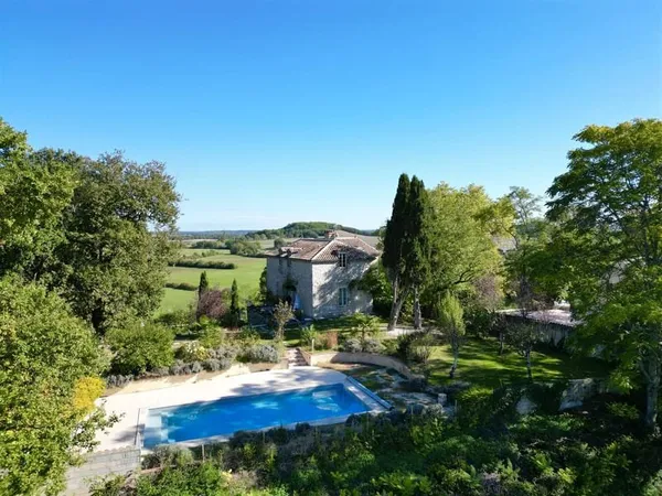 Près d'Issigeac - Une demeure fortifiée restaurée au cur de la campagne du Périgord