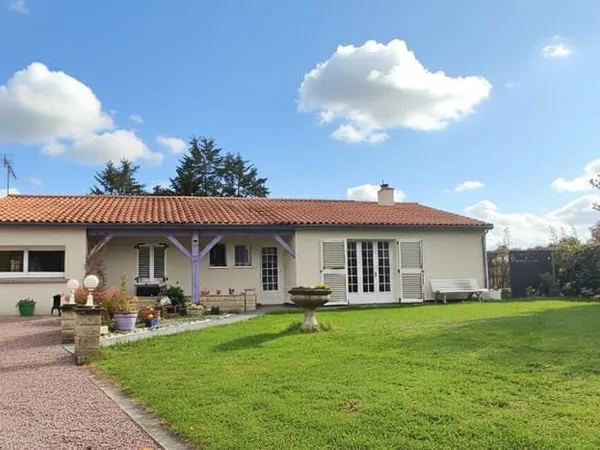 BELLE MAISON DE PLAIN PIED AVEC PISCINE