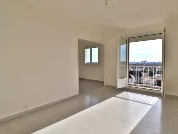 LA CHAPELLE ST LUC - APPARTEMENT T4 AVEC BALCON