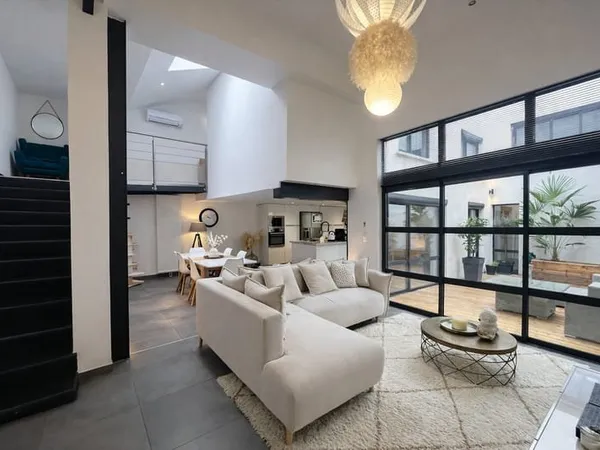 Beau loft avec patio et garage, 5 pièce(s) 166 m2