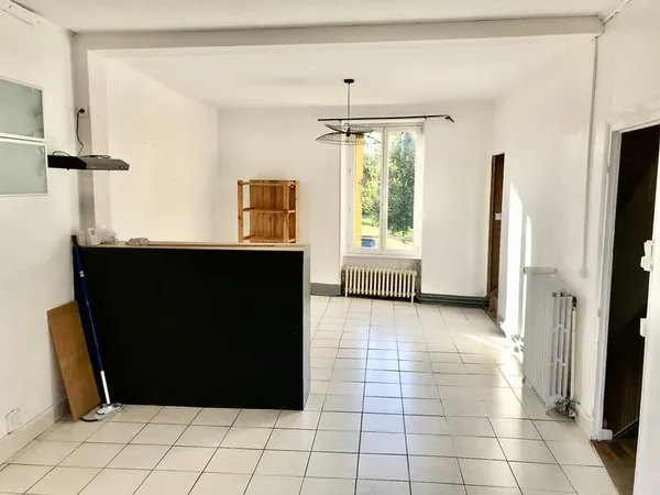 Maison de village sur 3 niveaux avec garage et terrain