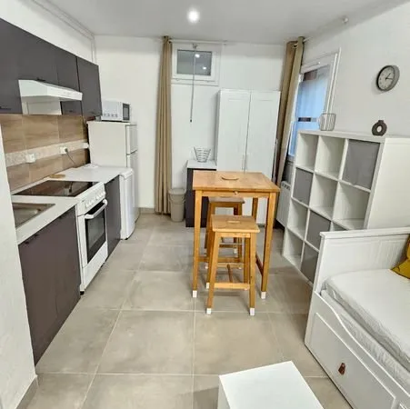 Studio rénové de 18 m² Meublé