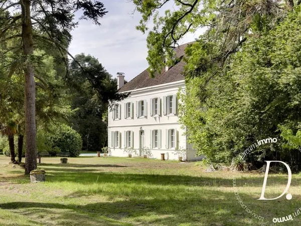 Maison bourgeoise au coeur d'un parc arboré avec piscine