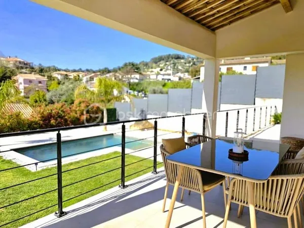 Villa familiale récente avec piscine à deux pas de toutes les commodités