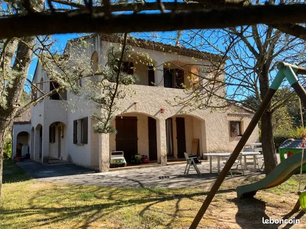 JOUQUES : propriété avec 3 appartements 312 m² hab. Sur 4 078 m² + piscine