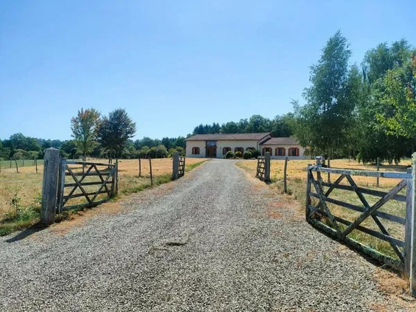 Magnifique pavillon moderne avec piscine, implanté sur près de 5 hectares de prairies