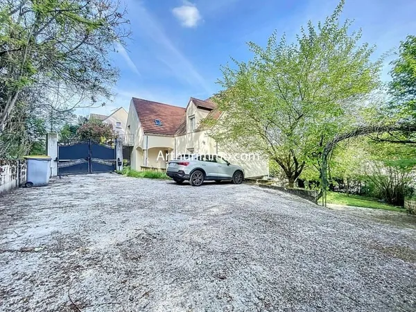 COUP DE CŒUR - Maison familiale de 6 pièces avec sous-sol complet et jardin