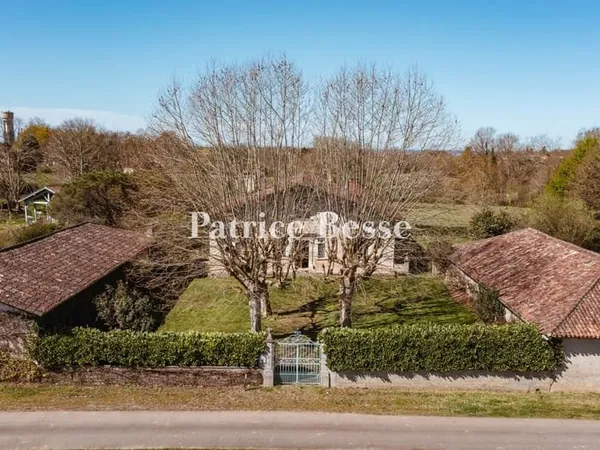 Dans les Landes, à 20 min de Mont-de-Marsan, une vaste maison capcazalière de Chalosse, inscrite MH