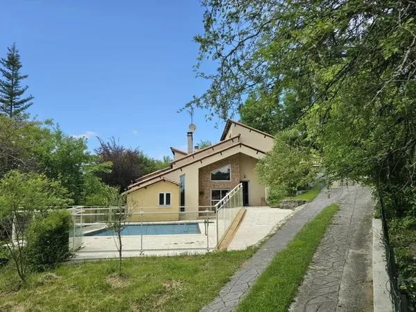 Maison d'architecte avec piscine et deux studios loués
