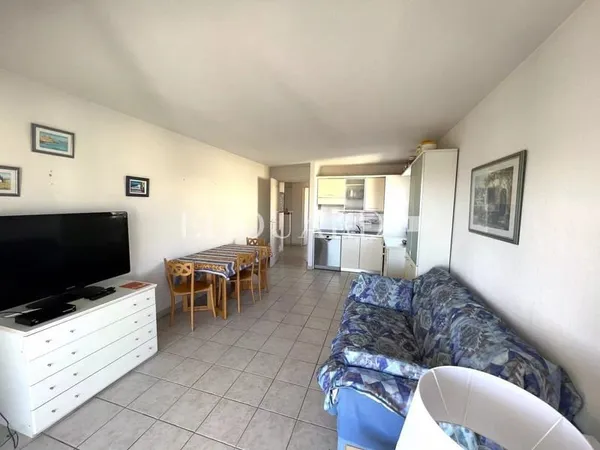 Deux pièces en bon état avec terrasse, agréable vue dégagée jusqu'à la mer, cave et garage. Exclusiv