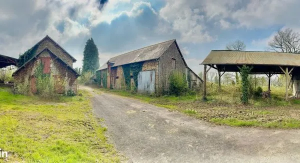 Ancien corps de ferme en Bretagne - hameau avec dépendances entouré de 6 hectares de terres