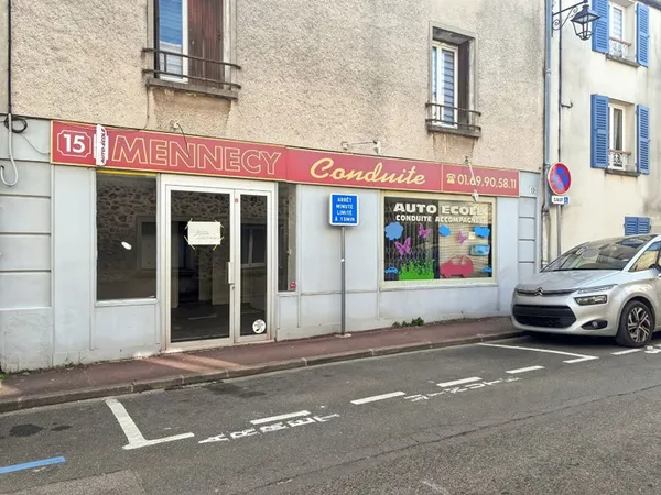 À LOUER - LOCAL COMMERCIAL - MENNECY