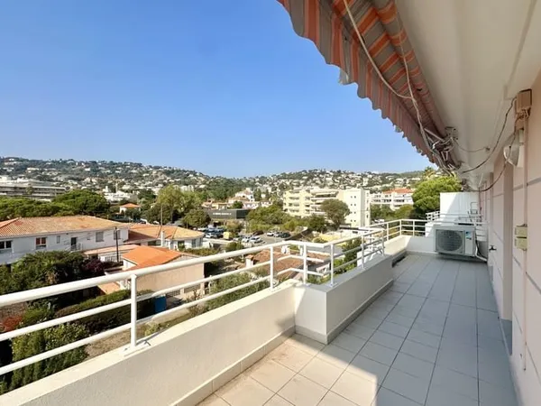 GOLFE JUAN, CADRE VERDOYANT, CALME, VUE DEGAGEE, ETAGE ELEVE, 3 PIECES, 77m², TERRASSE EXPOSITION SU