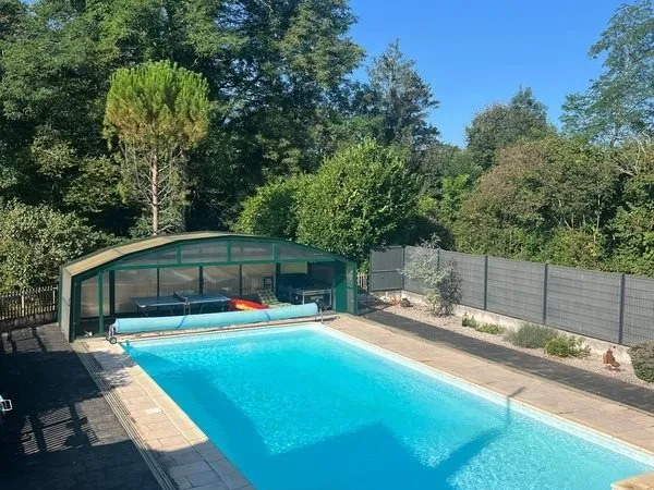 Thenon (24)A vendre, Propriété composée de deux maisons sur 5.5 ha de prés (possibilité haras) et de