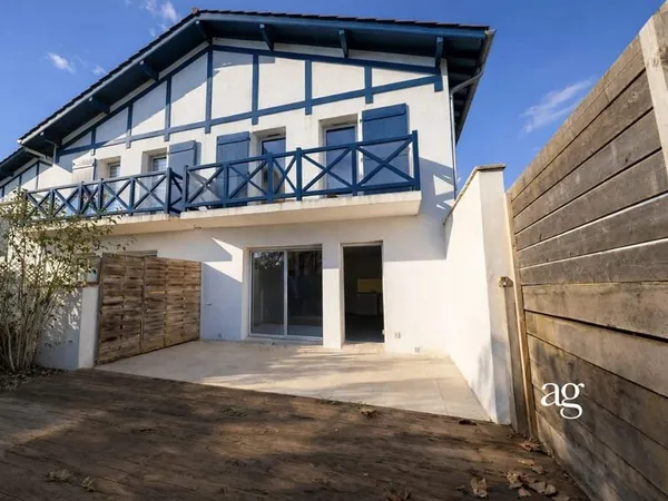 QUATRE PIECES EN DUPLEX AVEC TERRASSE JARDIN PARKING