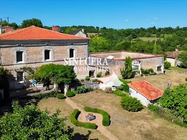 Maison en pierre avec belle vue et 1 ha de terrain.