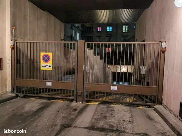 Place de parking au 4eme sous Sol avec entrée et sortie avec bip et ascenseur