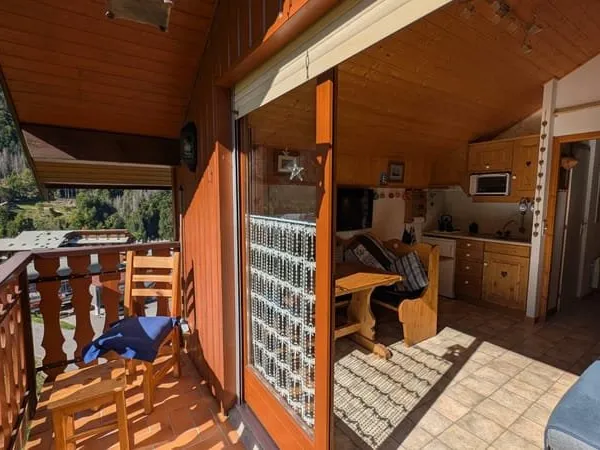 Appartement 2 Pièces avec bacon exposé plein Sud sans vis à vis avec vue imprenable sur les pites et