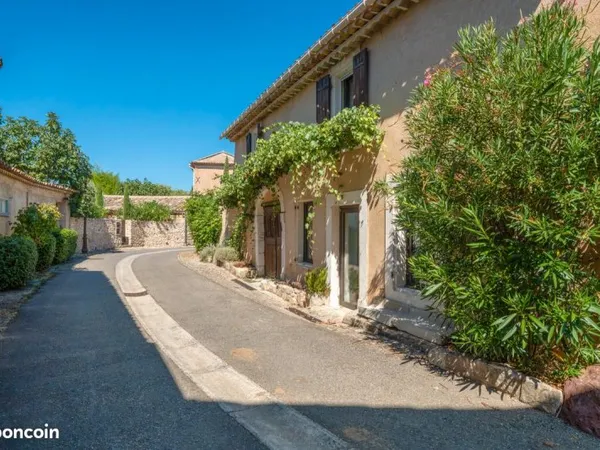 A vendre maison de hameau avec jardinet à gargas, luberon, provence