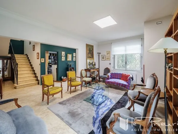 Maison de ville rénovée avec jardin intime, véranda, terrasse et grand garage proche commodités
